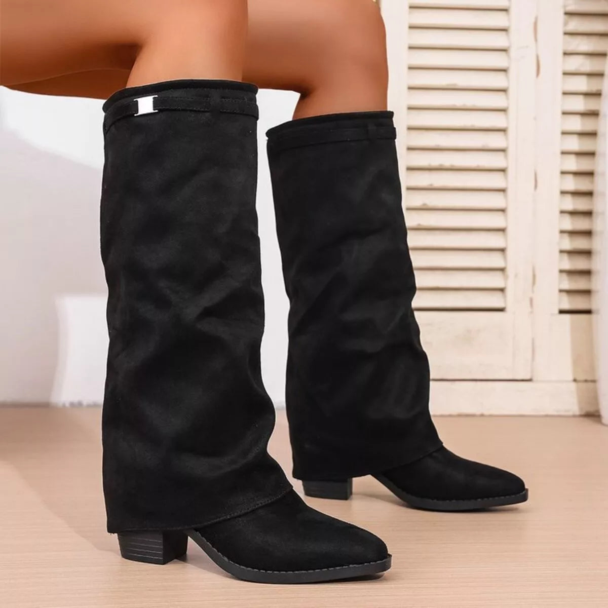 Kniehohe Damenstiefel mit niedrigem Absatz