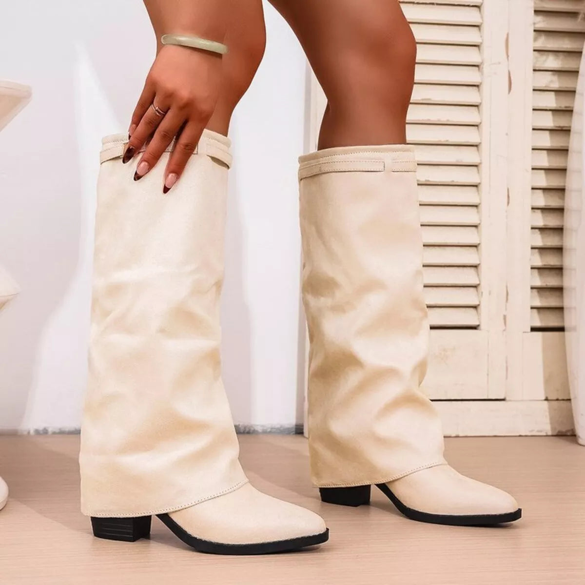 Kniehohe Damenstiefel mit niedrigem Absatz