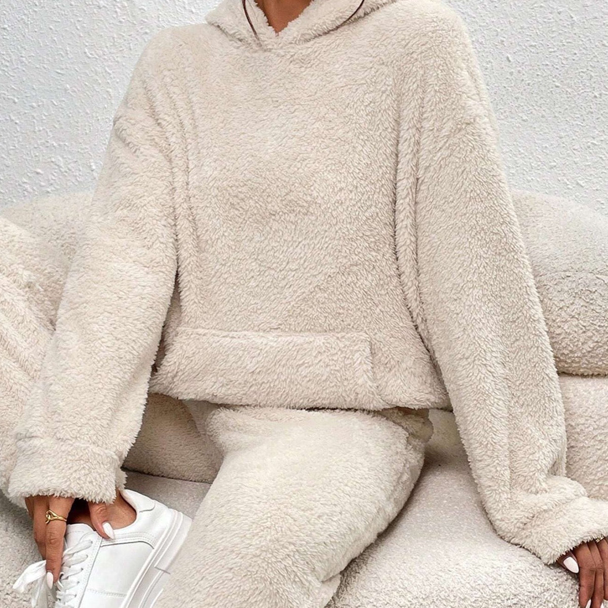 Kuscheliger Damen Teddy Hausanzug mit Kapuze und Kängurutasche