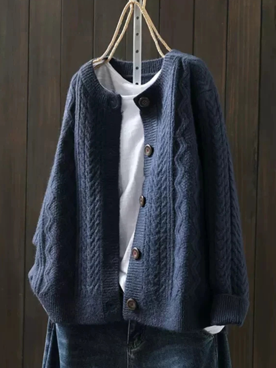 Strickjacke mit Zopfmuster und Knopfleiste im Relaxed Fit