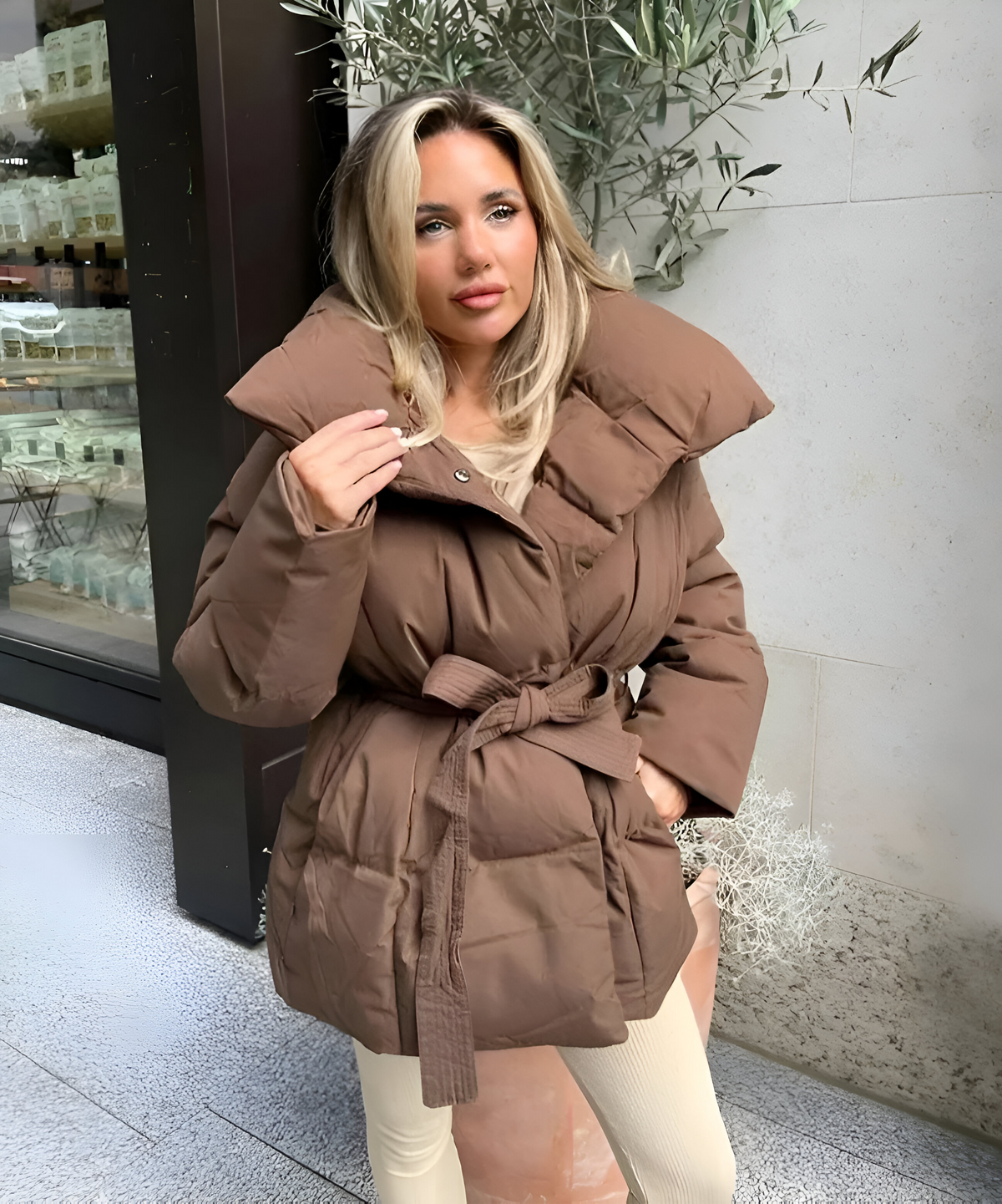 Kurze Steppjacke mit Taillengürtel und Stehkragen