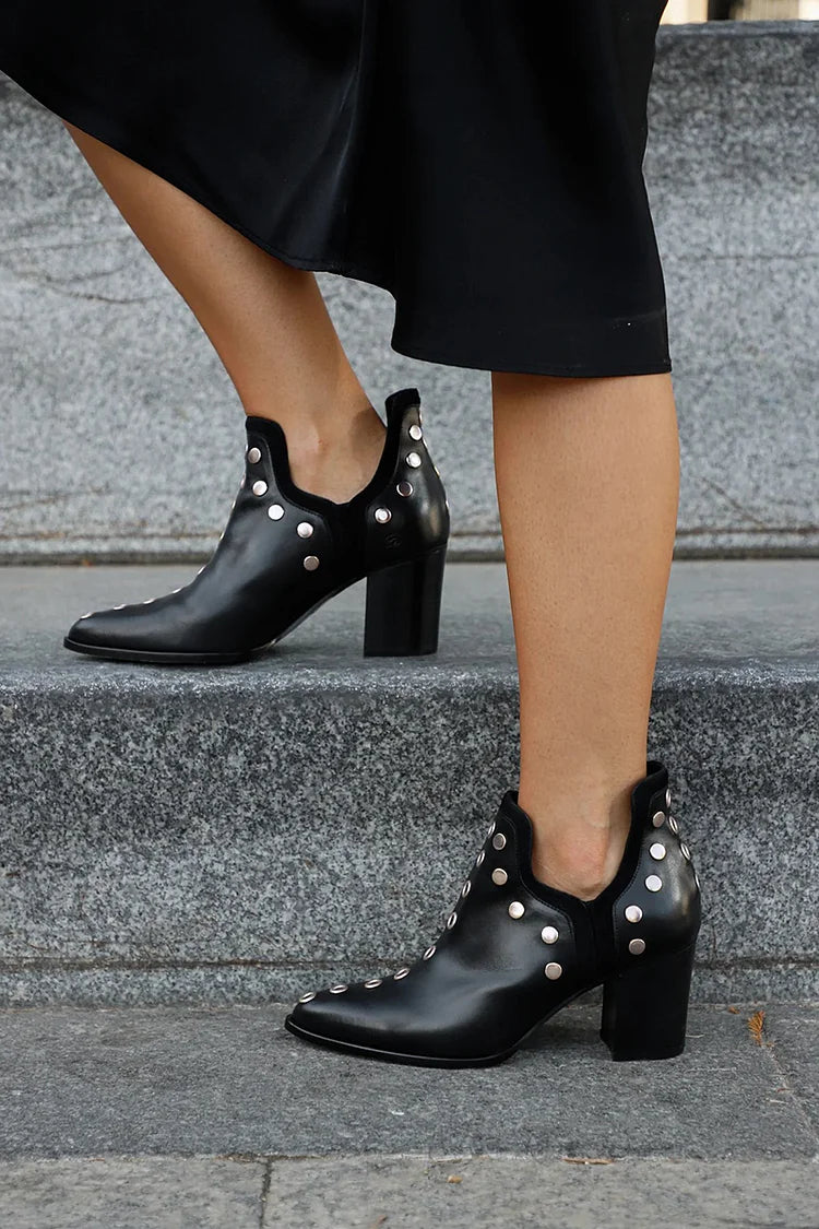 Rockige Damen Stiefeletten Mit Metallnieten Und Breitem Absatz
