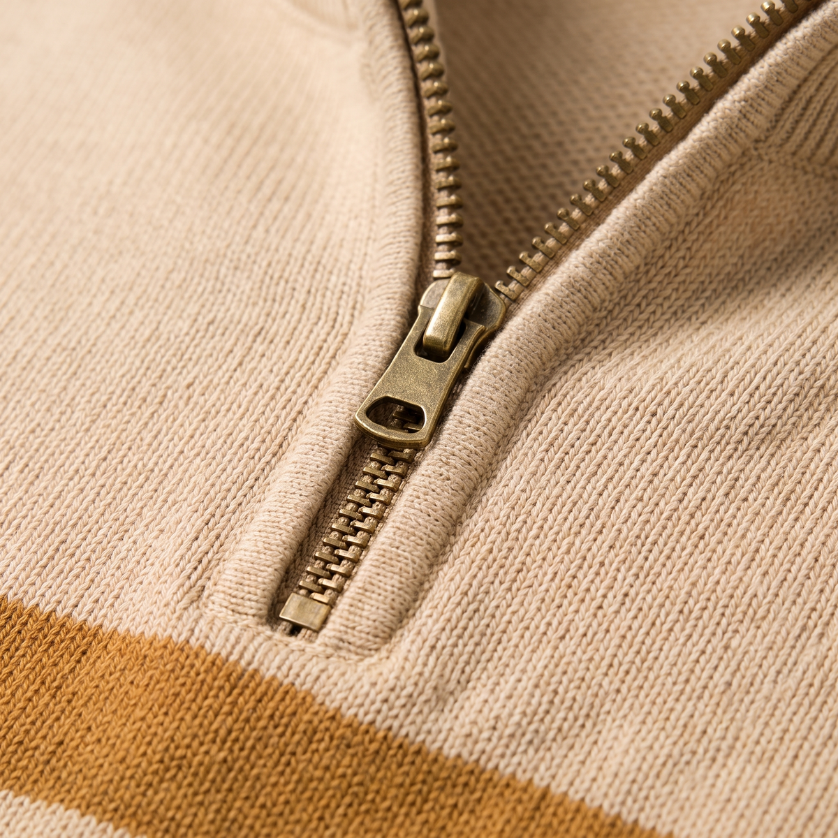 Klassischer Baumwollpullover mit Viertelreissverschluss