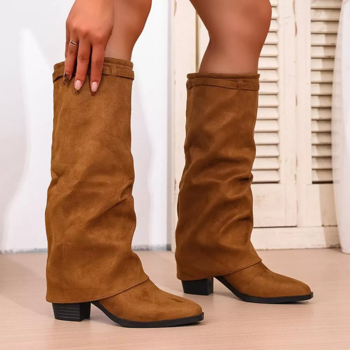 Kniehohe Damenstiefel mit niedrigem Absatz