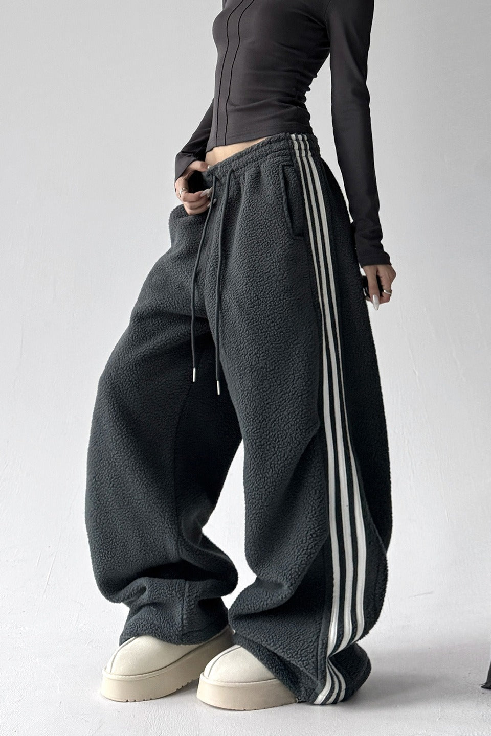 Weite Streifenhose mit Plüschoptik im Sportstil