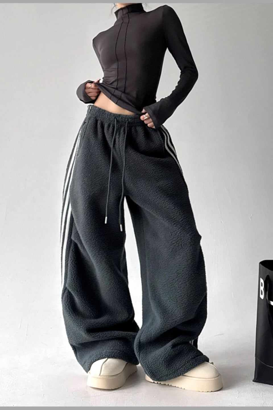 Weite Streifenhose mit Plüschoptik im Sportstil