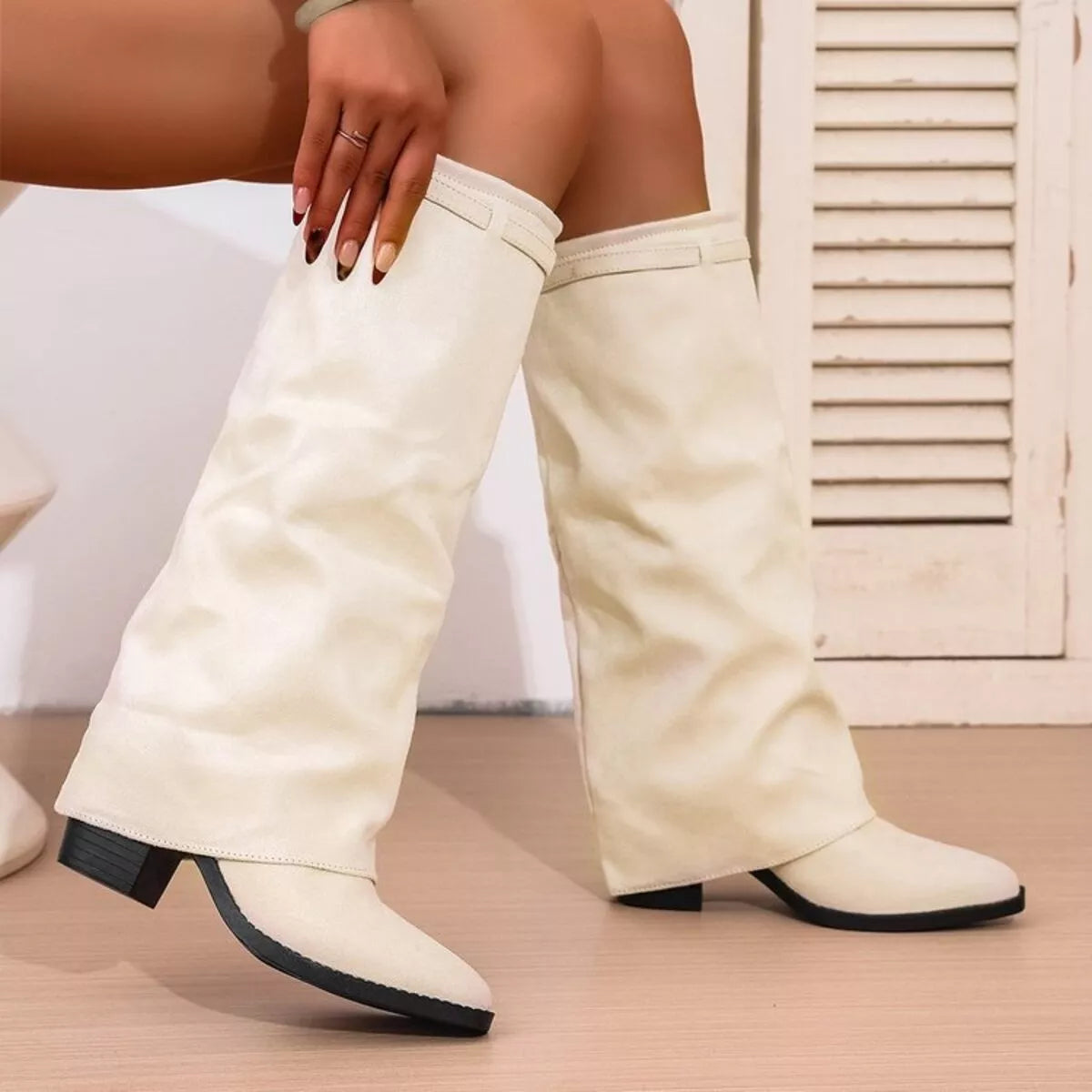 Kniehohe Damenstiefel mit niedrigem Absatz