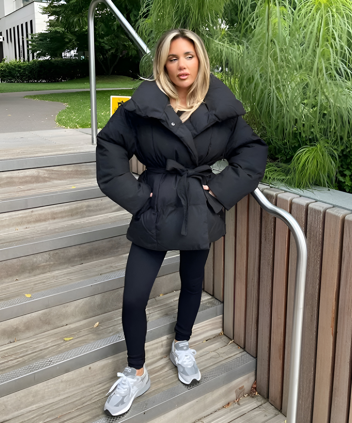 Kurze Steppjacke mit Taillengürtel und Stehkragen