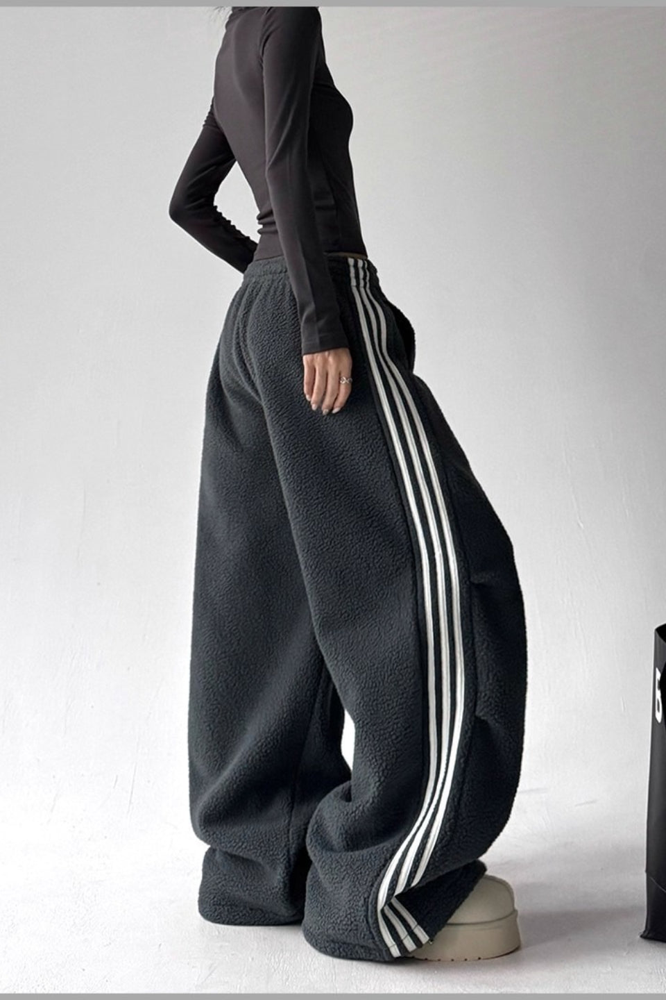 Weite Streifenhose mit Plüschoptik im Sportstil