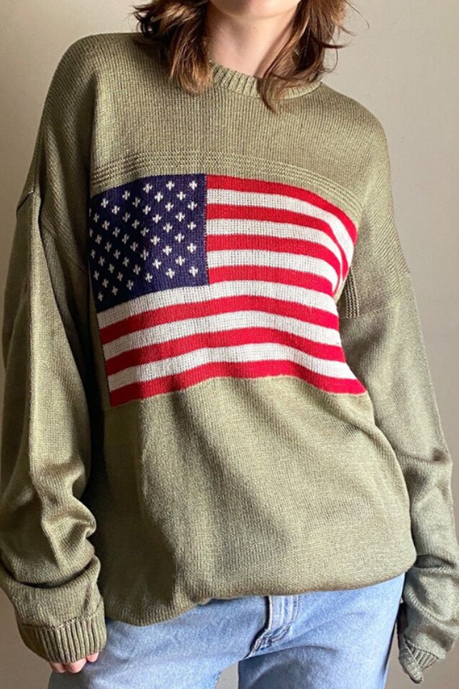 Lockerer Strickpullover mit Stehkragen und Retro Flaggenmotiv