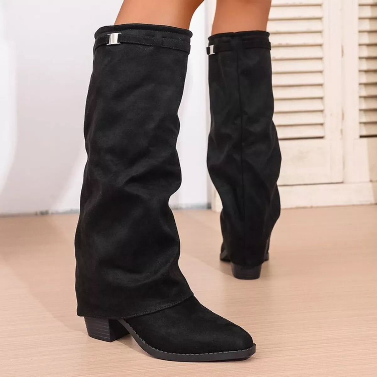 Kniehohe Damenstiefel mit niedrigem Absatz