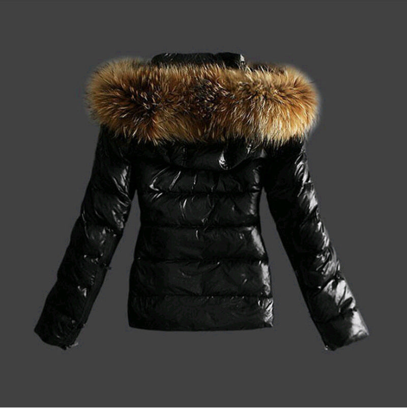 Kurze Damen Winterjacke mit Kapuze und Kragenbesatz