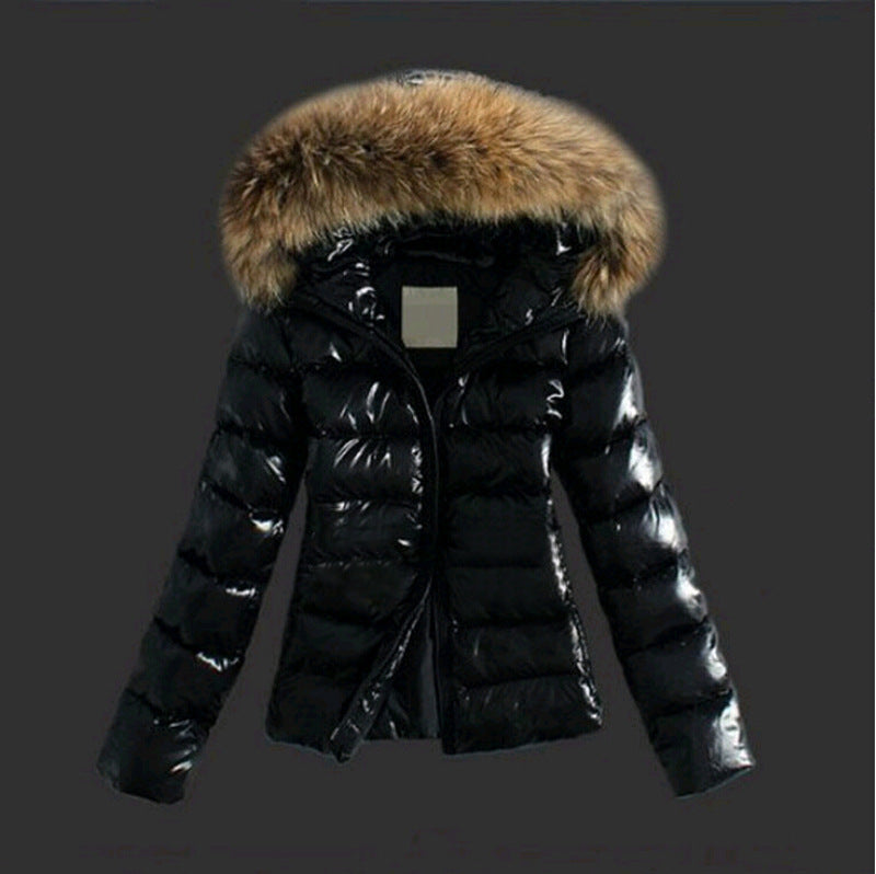 Kurze Damen Winterjacke mit Kapuze und Kragenbesatz