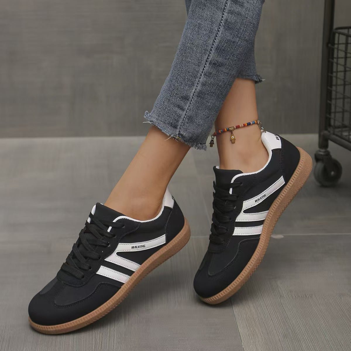 Orthopädische Schnürsneaker aus Wildleder mit weiter Passform