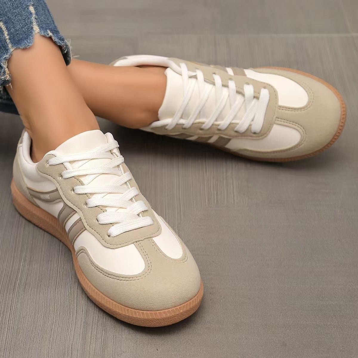 Orthopädische Schnürsneaker aus Wildleder mit weiter Passform
