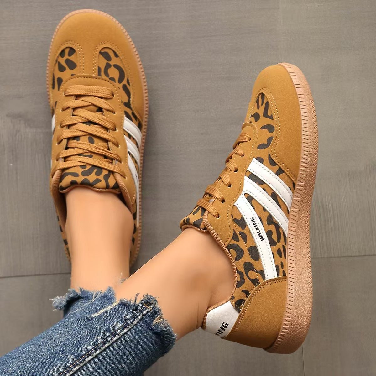 Orthopädische Schnürsneaker aus Wildleder mit weiter Passform