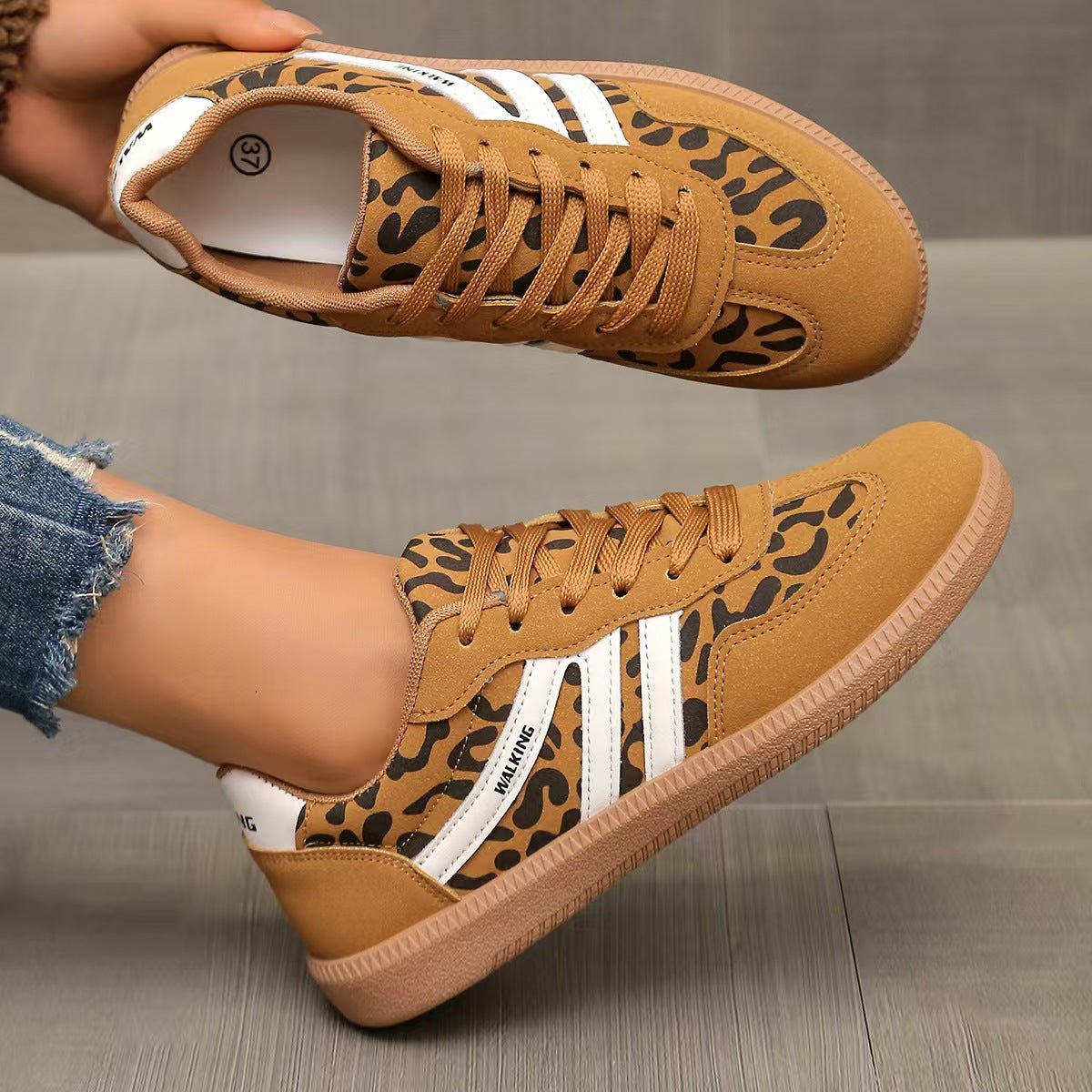 Orthopädische Schnürsneaker aus Wildleder mit weiter Passform