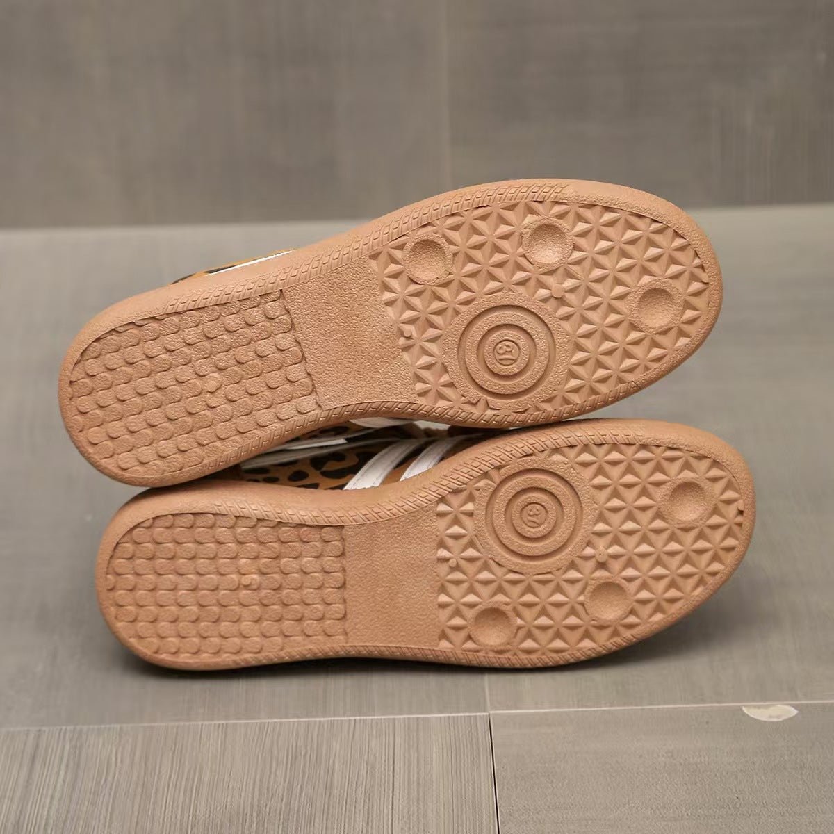 Orthopädische Schnürsneaker aus Wildleder mit weiter Passform