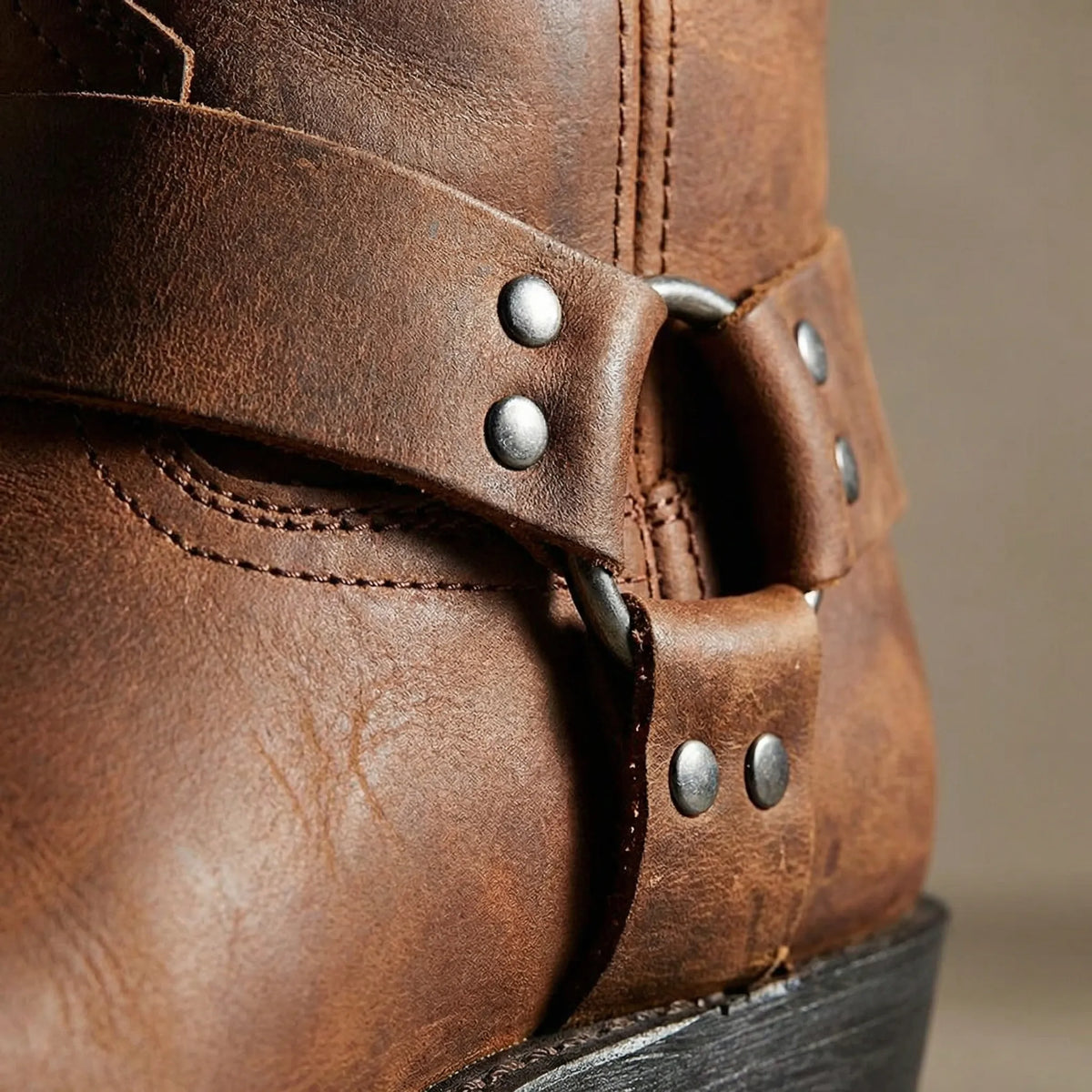 Westernstiefel Herren mit Nietenriemen und Blockabsatz