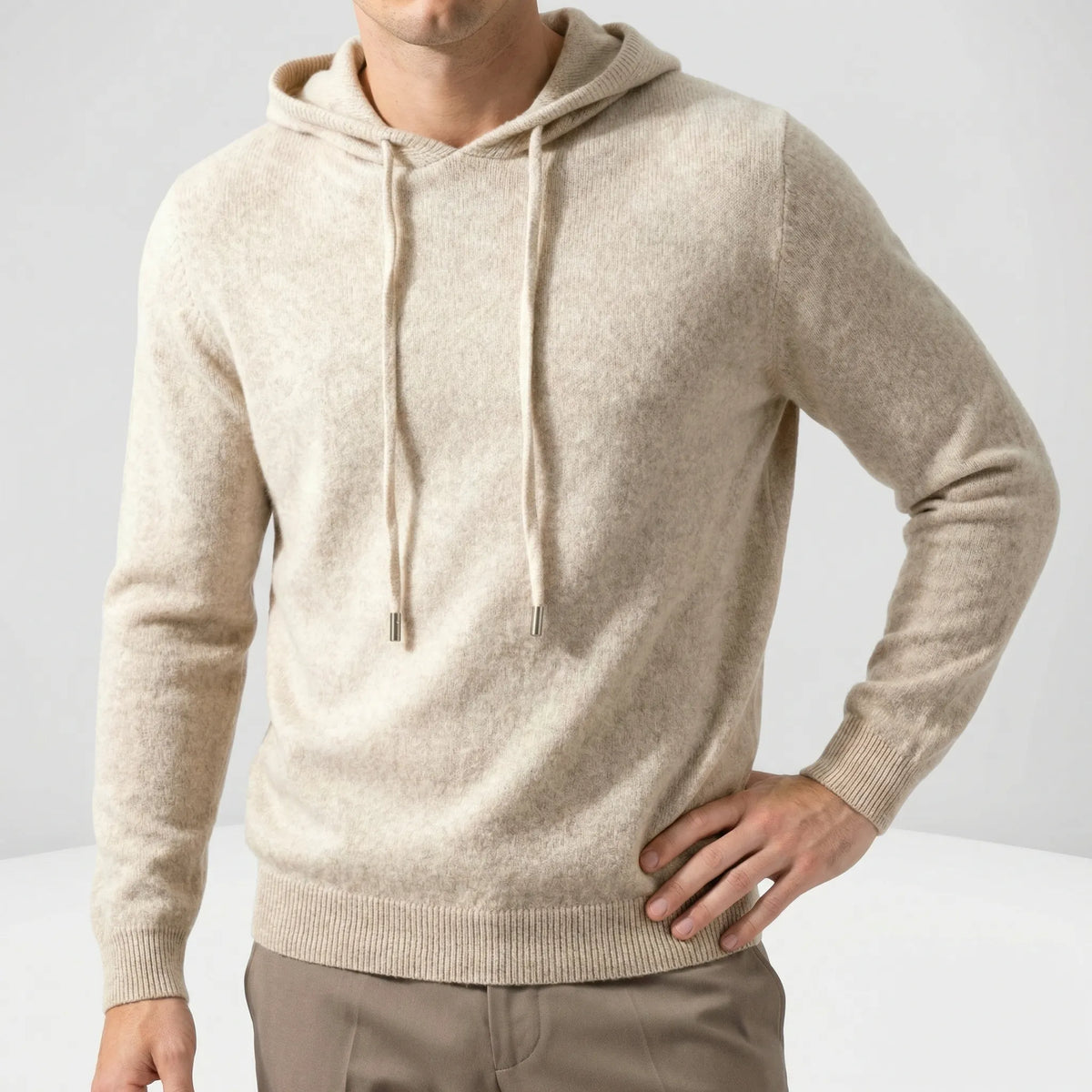 Leichter Kapuzenpullover im Minimalistischen Design