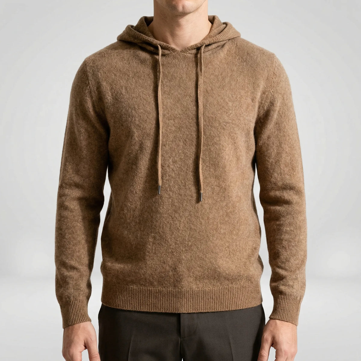 Leichter Kapuzenpullover im Minimalistischen Design