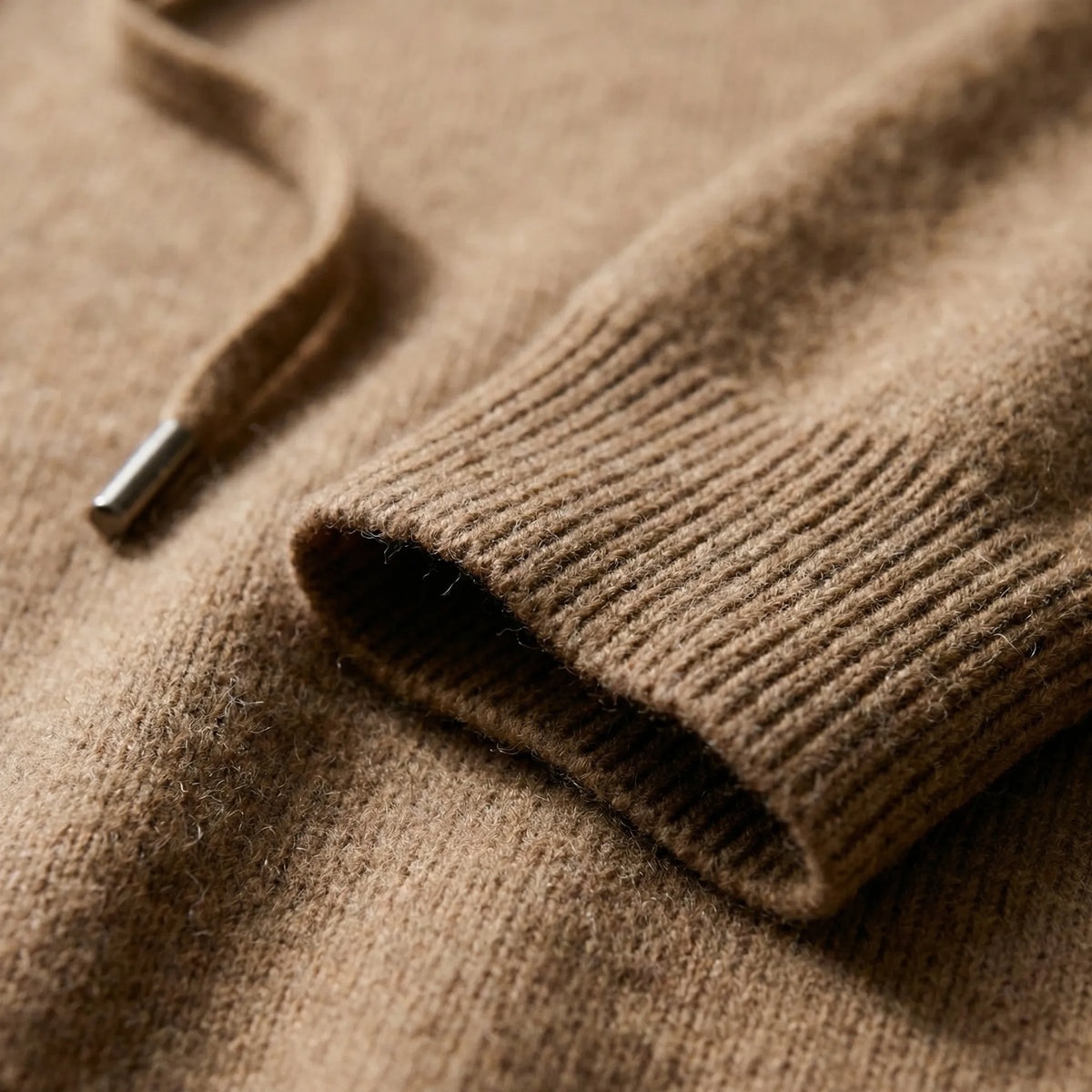 Leichter Kapuzenpullover im Minimalistischen Design