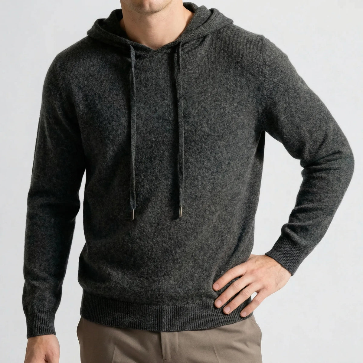 Leichter Kapuzenpullover im Minimalistischen Design