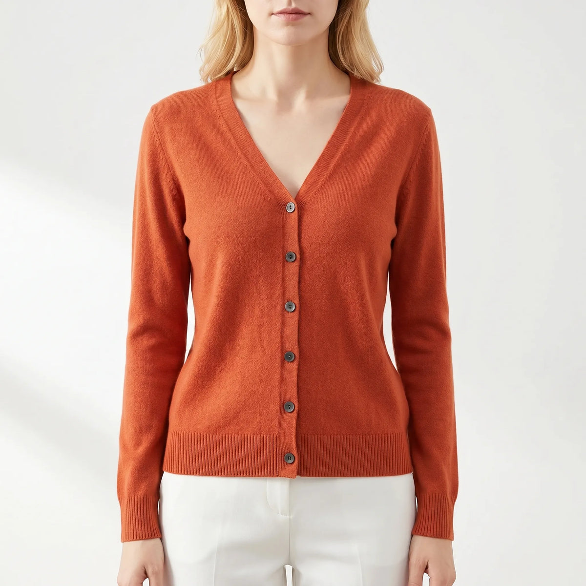 Lockere Feinstrick-Strickjacke mit tiefem V-Ausschnitt