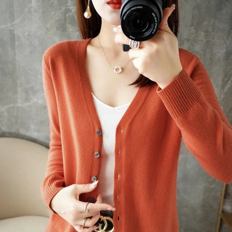 Lockere Feinstrick-Strickjacke mit tiefem V-Ausschnitt