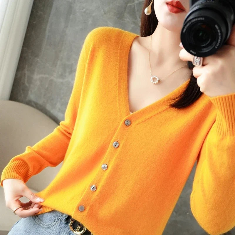 Lockere Feinstrick-Strickjacke mit tiefem V-Ausschnitt
