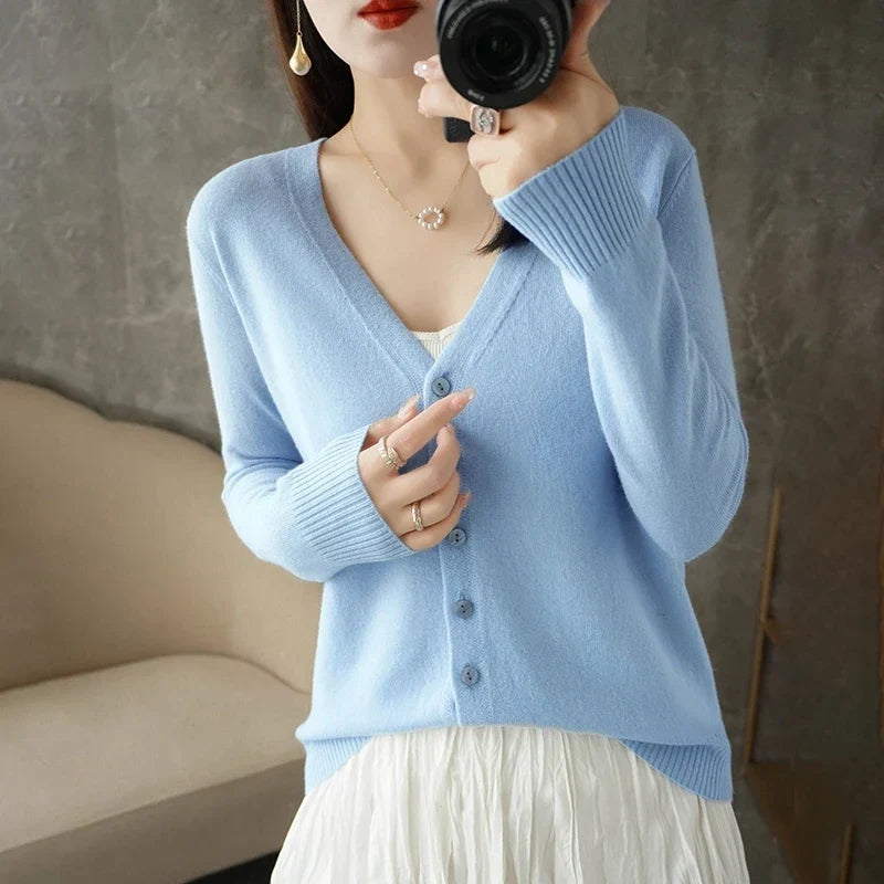 Lockere Feinstrick-Strickjacke mit tiefem V-Ausschnitt