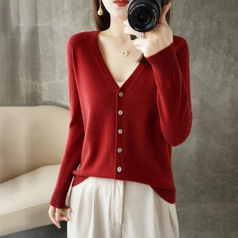 Lockere Feinstrick-Strickjacke mit tiefem V-Ausschnitt