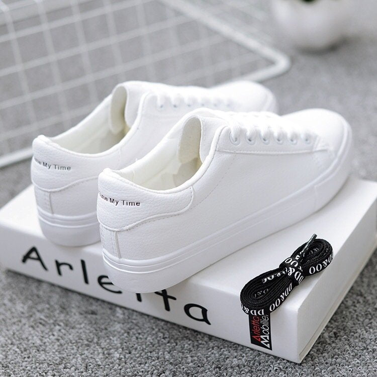 Minimalistische Low Top Sneaker Mit Plateausohle