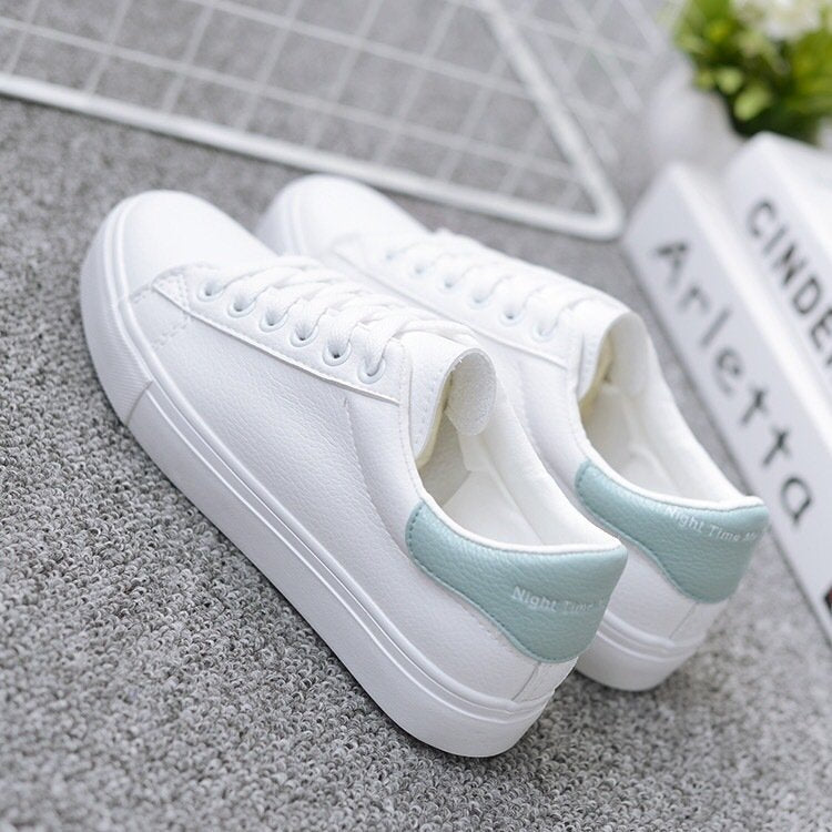 Minimalistische Low Top Sneaker Mit Plateausohle