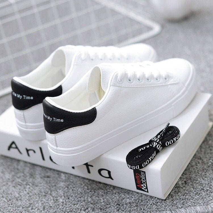 Minimalistische Low Top Sneaker Mit Plateausohle