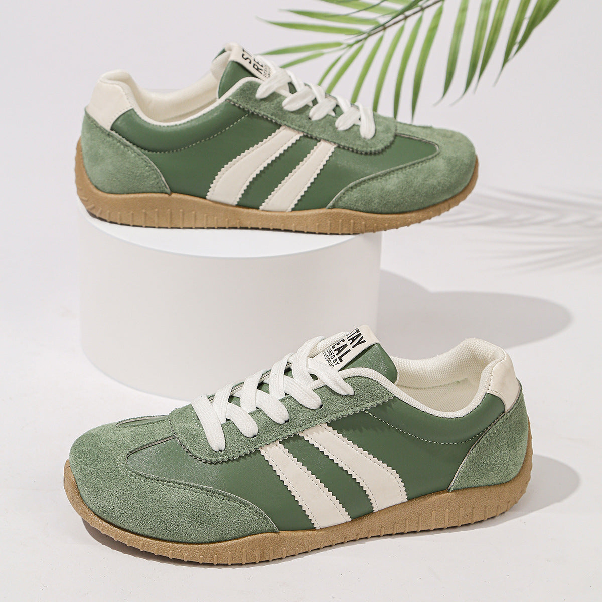 Orthopädische Sneaker mit Fussbettung und weiter Passform