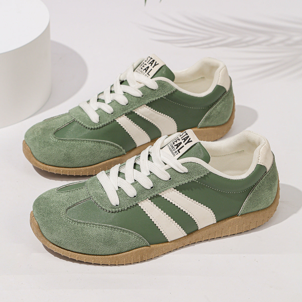 Orthopädische Sneaker mit Fussbettung und weiter Passform