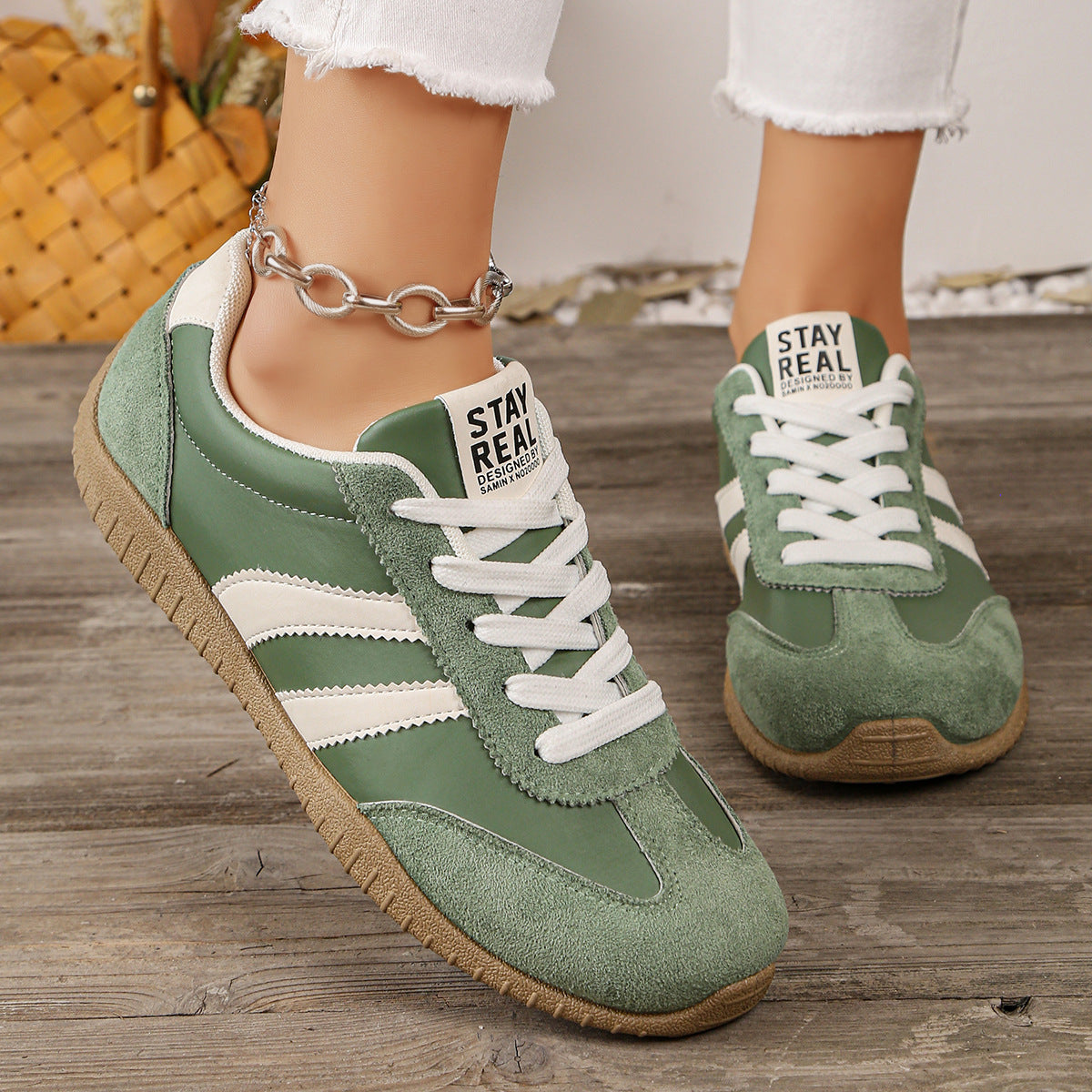 Orthopädische Sneaker mit Fussbettung und weiter Passform