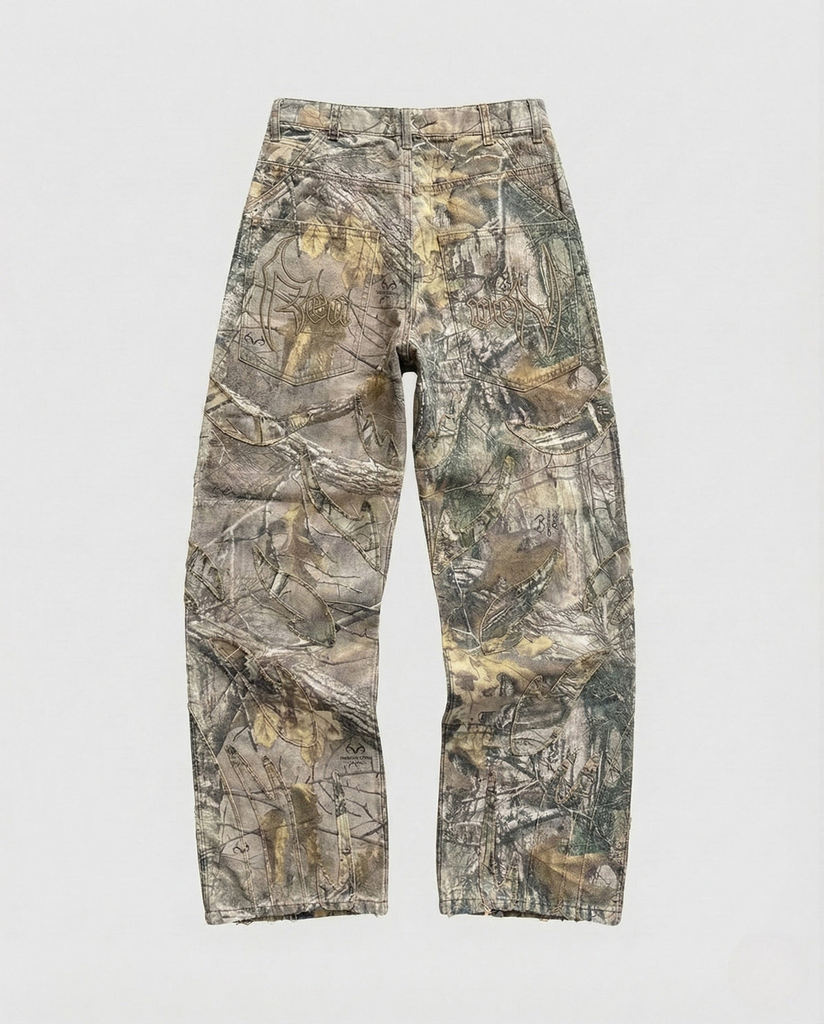Weite Unisex Destroy Jeans mit Cutouts und Fransen