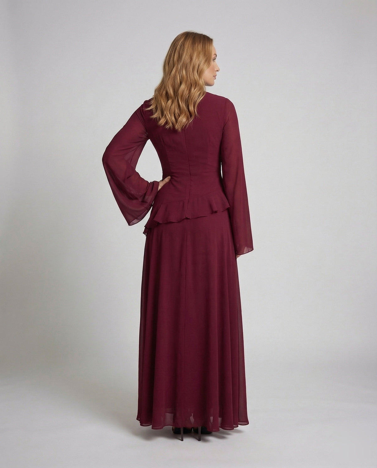 Elegantes Damen Maxikleid mit Glockenärmeln und Stufenrock