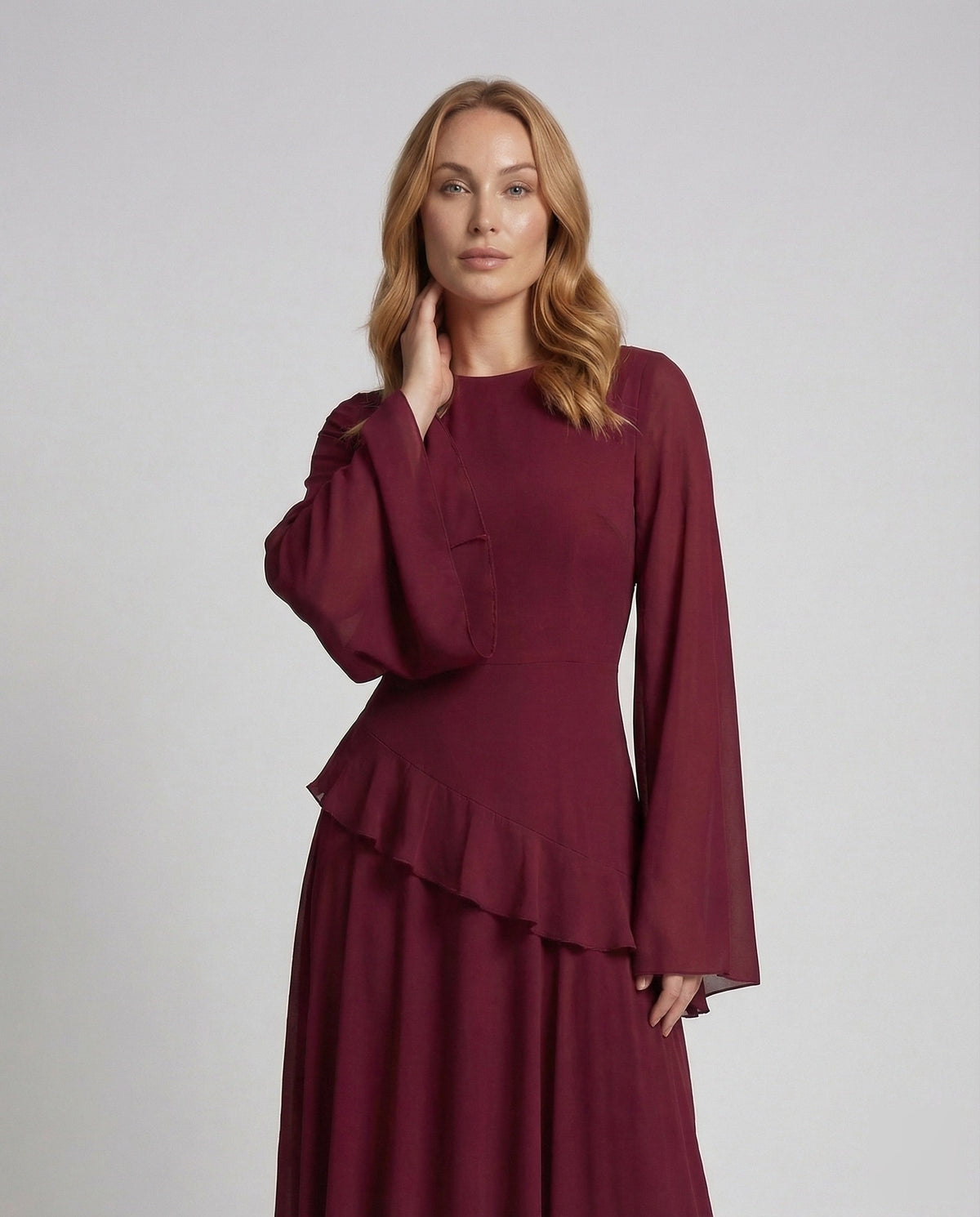 Elegantes Damen Maxikleid mit Glockenärmeln und Stufenrock