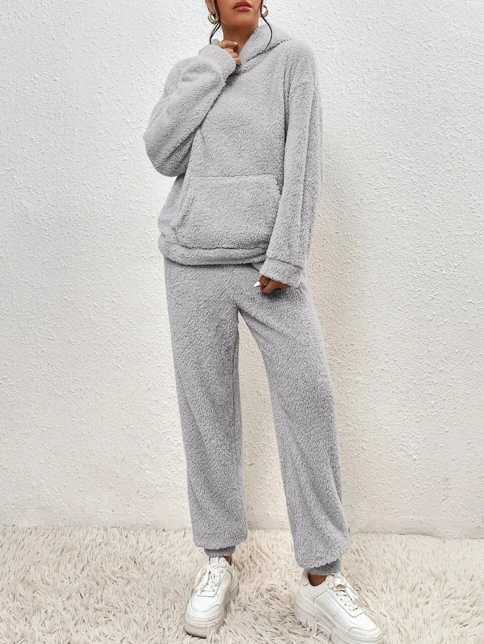 Kuscheliger Damen Teddy Hausanzug mit Kapuze und Kängurutasche