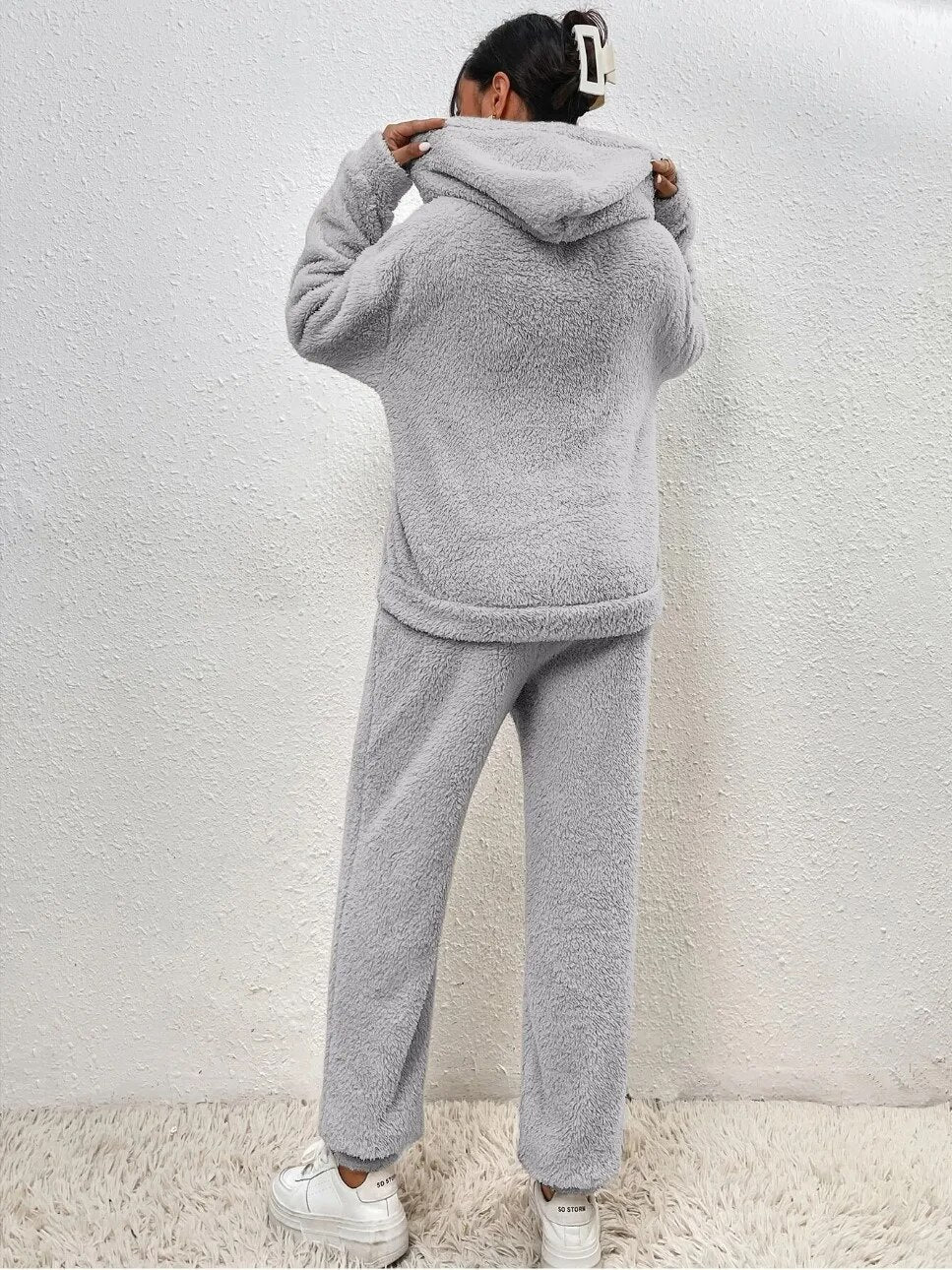Kuscheliger Damen Teddy Hausanzug mit Kapuze und Kängurutasche