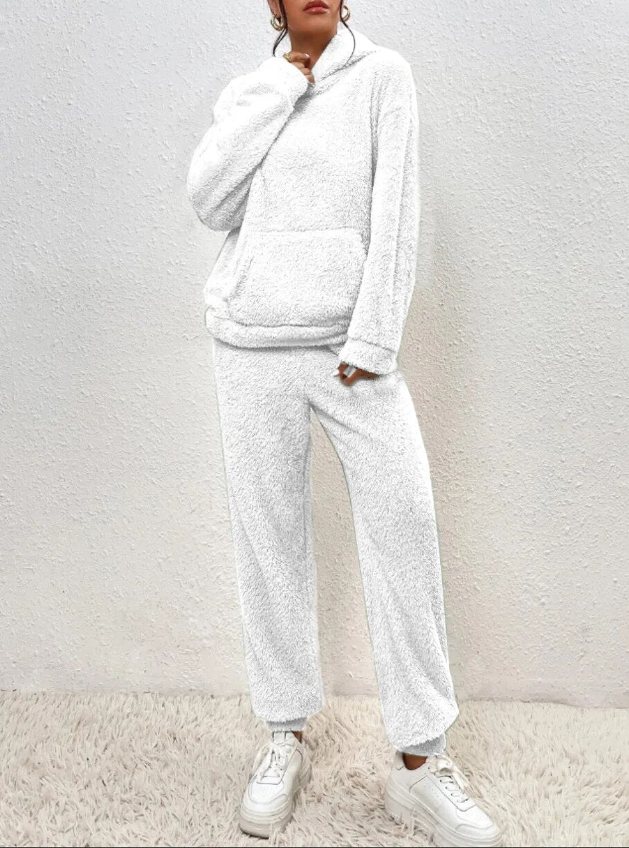 Kuscheliger Damen Teddy Hausanzug mit Kapuze und Kängurutasche