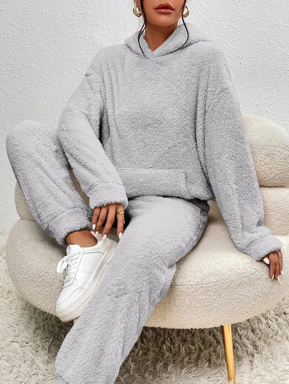 Kuscheliger Damen Teddy Hausanzug mit Kapuze und Kängurutasche