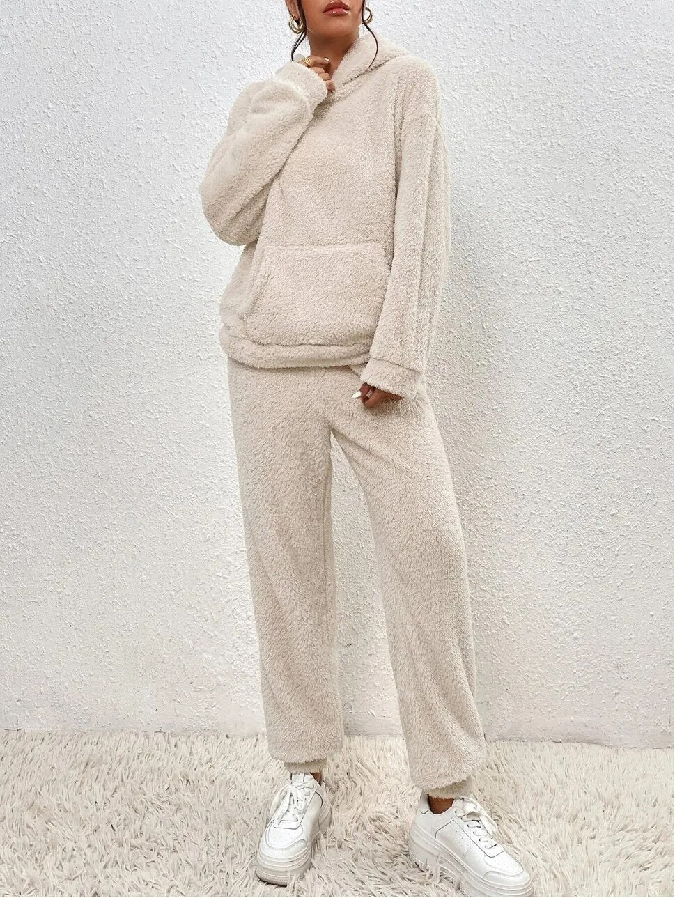 Kuscheliger Damen Teddy Hausanzug mit Kapuze und Kängurutasche