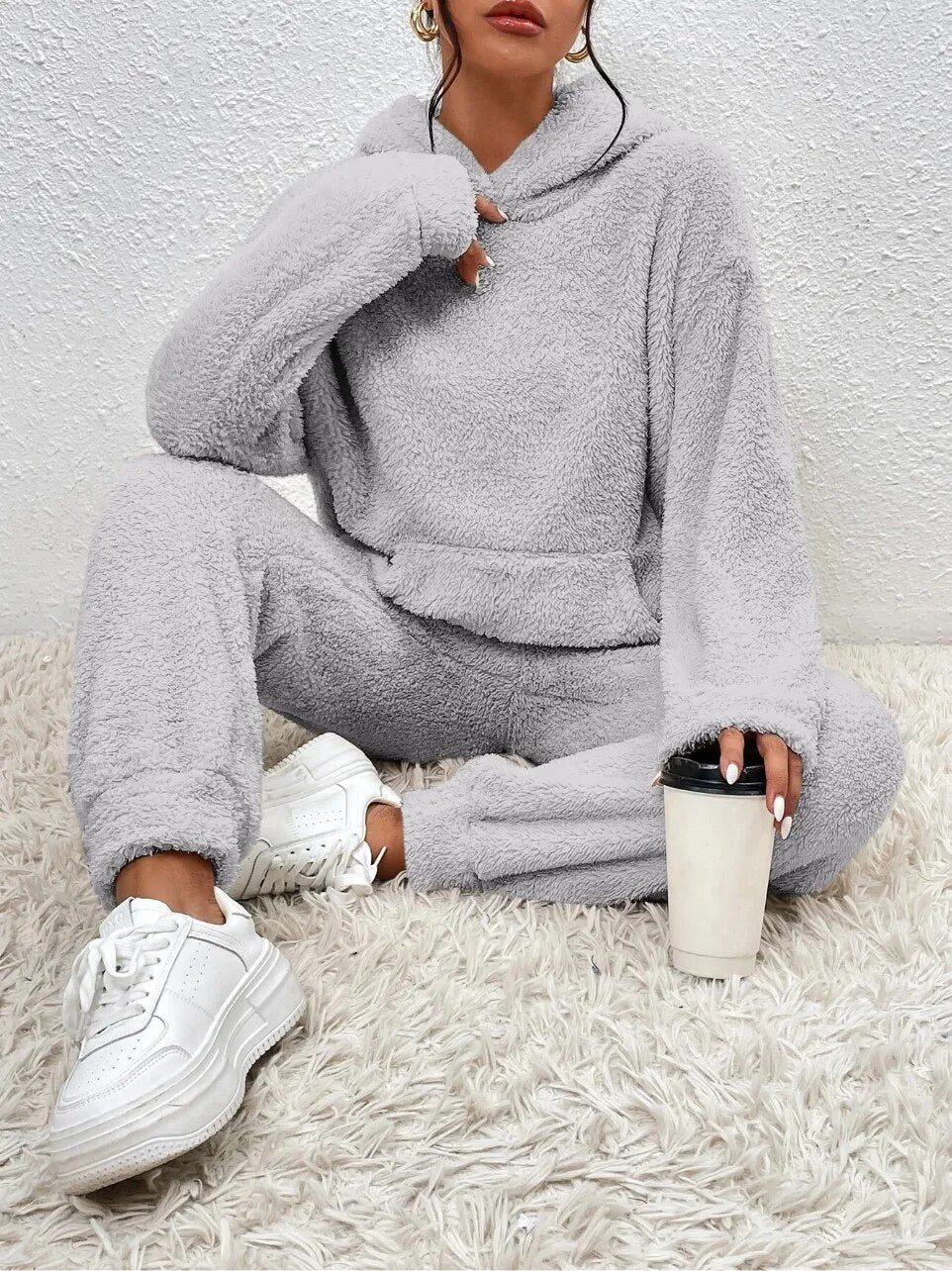 Kuscheliger Damen Teddy Hausanzug mit Kapuze und Kängurutasche