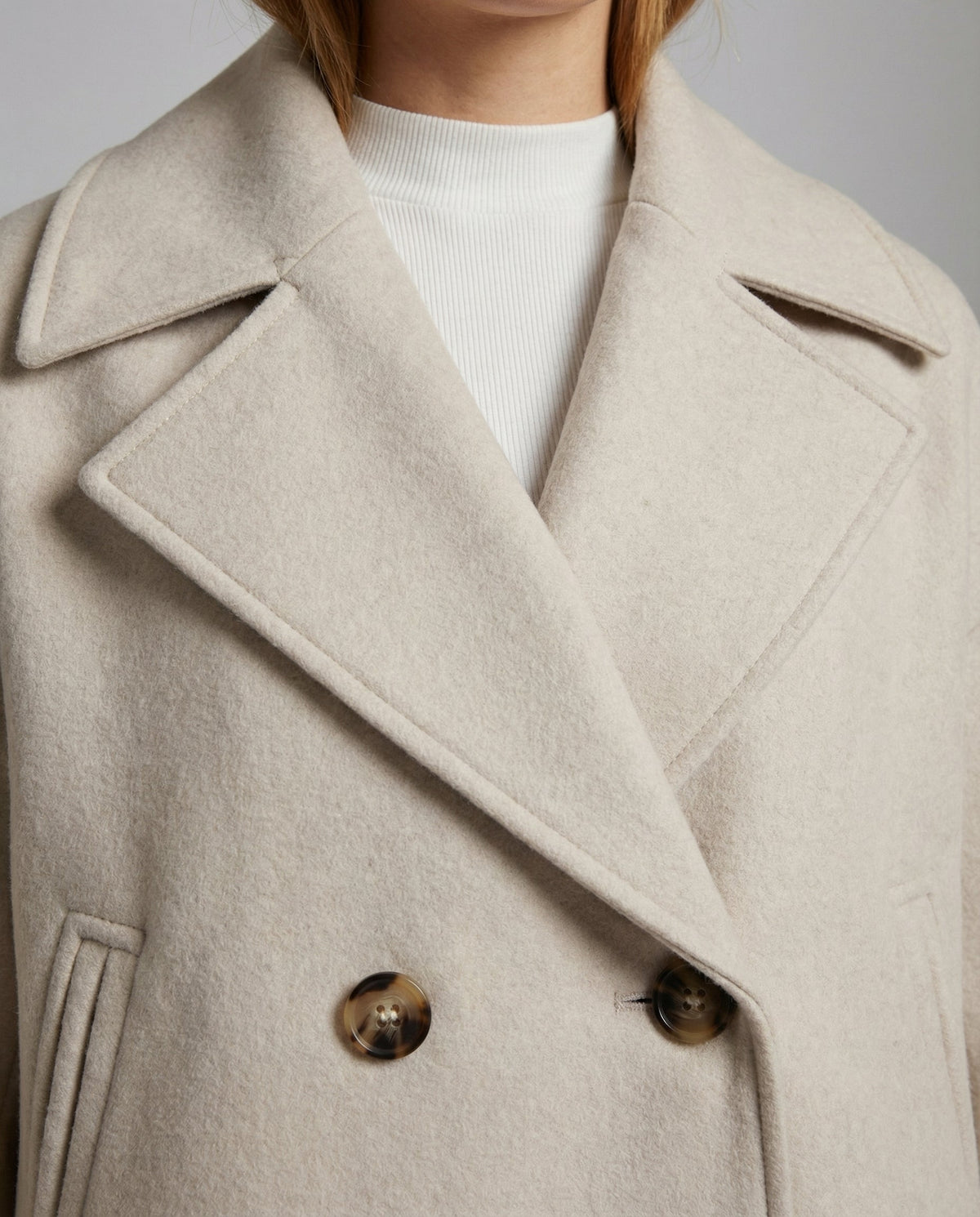 Kurze Zweireihige Damen Jacke mit Lockerem Schnitt