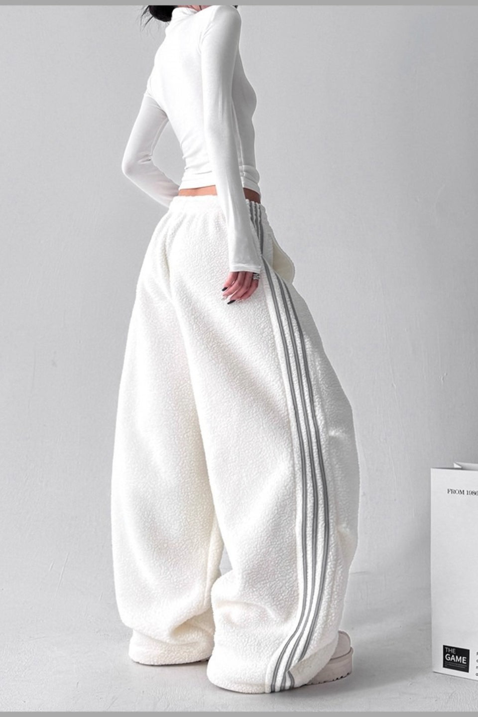 Weite Streifenhose mit Plüschoptik im Sportstil
