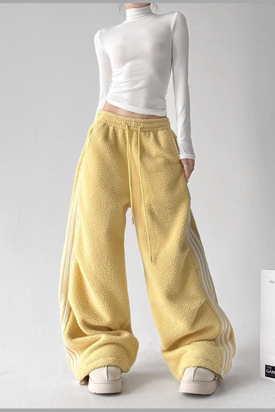 Weite Streifenhose mit Plüschoptik im Sportstil